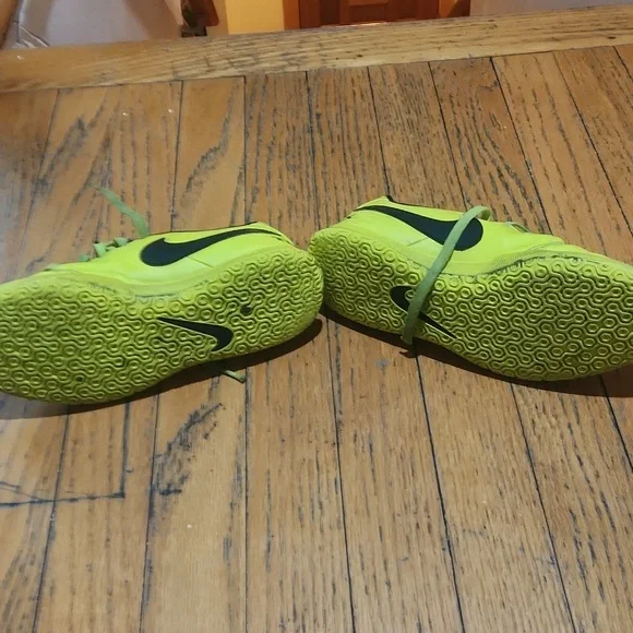 US size 3 soccer shoes - Picture 3 of 5